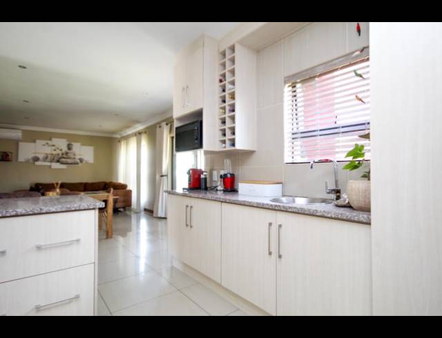 3 BEDROOM TOWNHOUSE FOR SALE IN THATCHFIELD